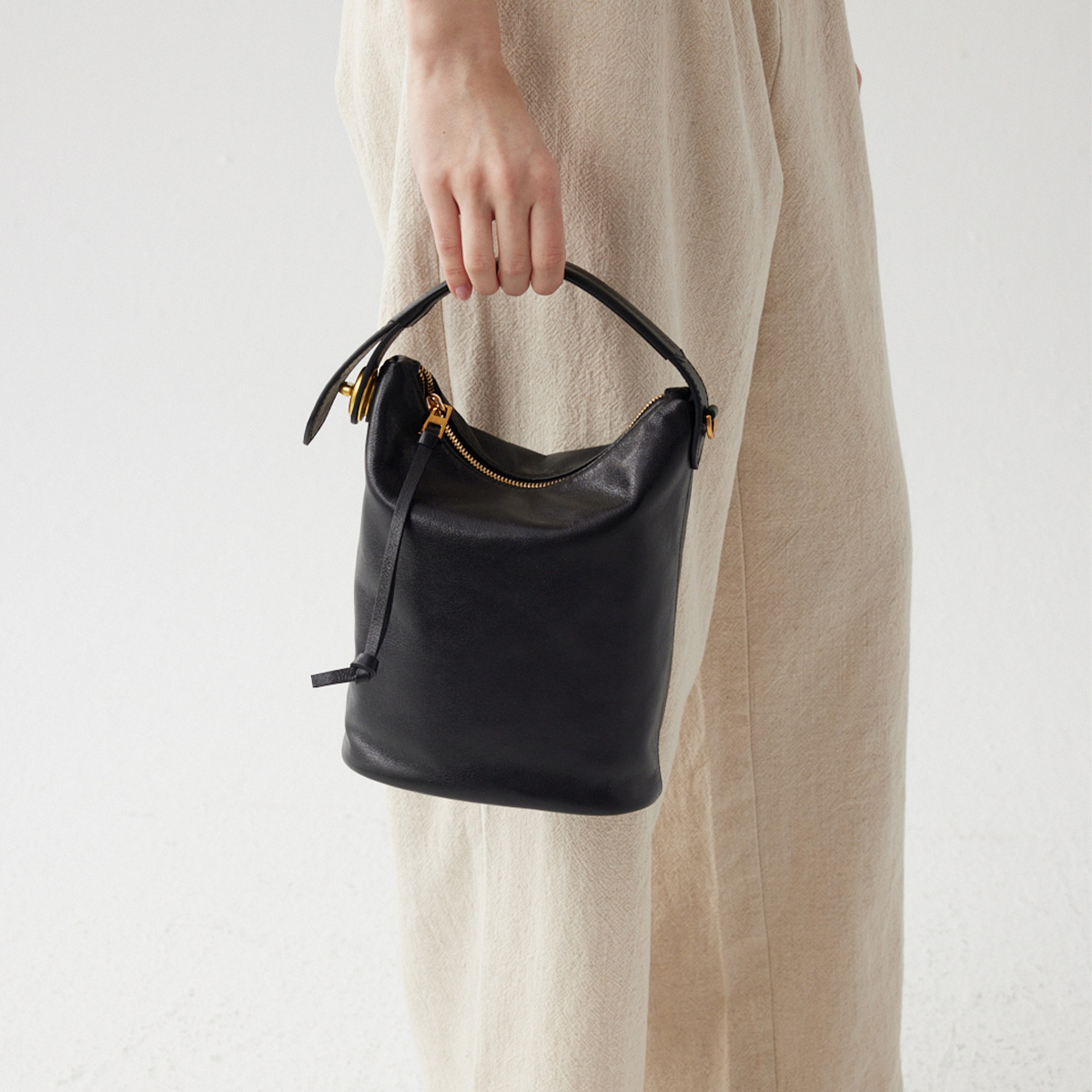 伊米妮出游轻盈斜挎包品牌设计师新爆款牛角包大容量轻奢高级女包