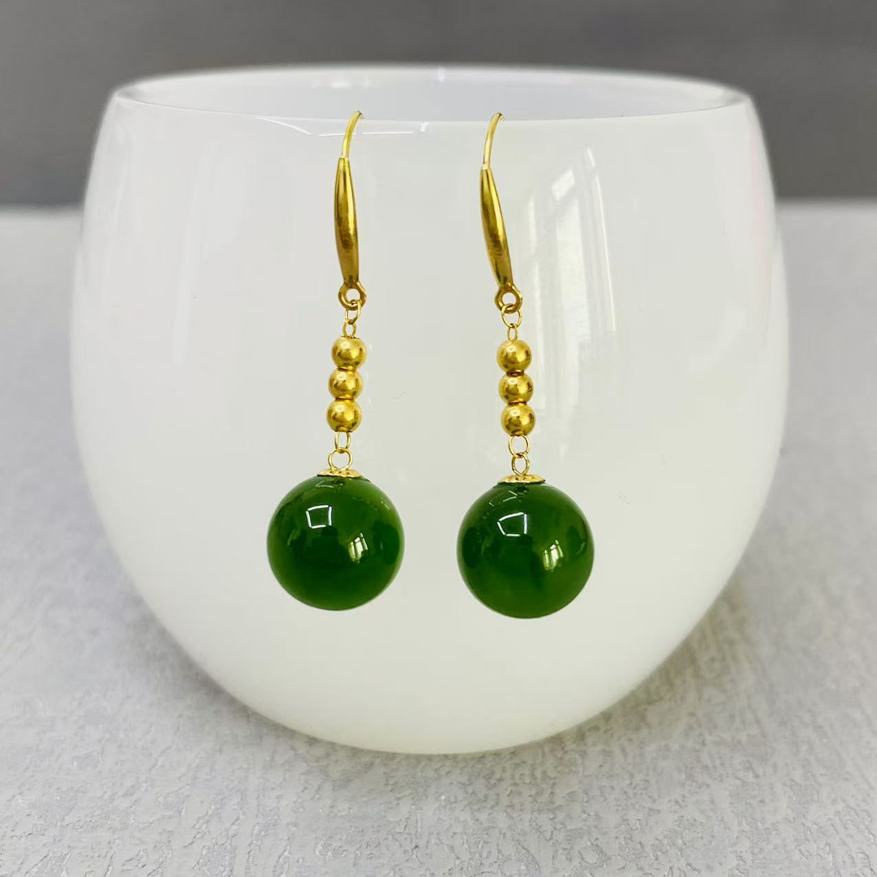 18K金天然和田玉圆珠耳钩俄料碧玉冰底辣绿色耳饰老料菠菜绿耳环