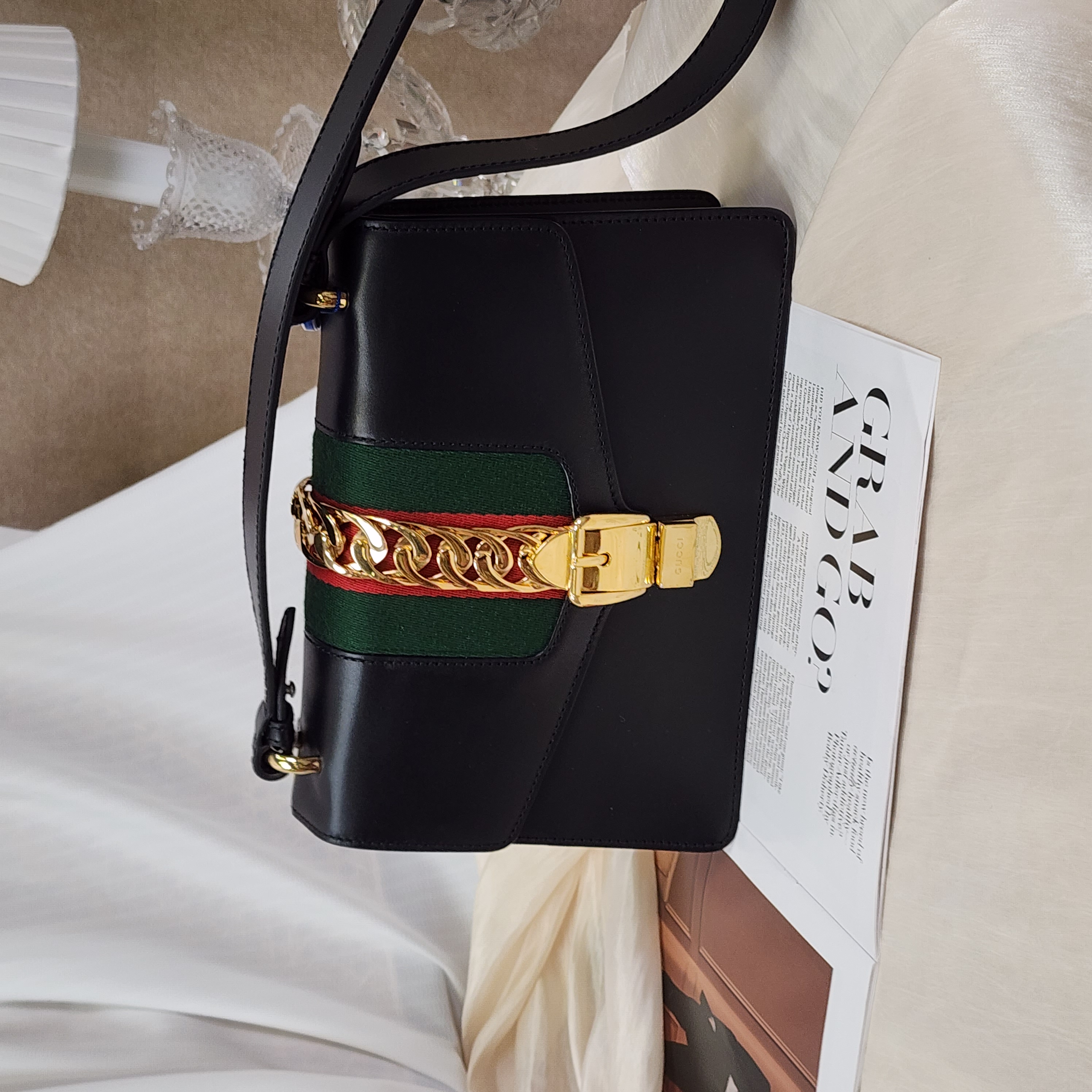 95新 GUCCI/古驰 塞尔维亚中号斜挎