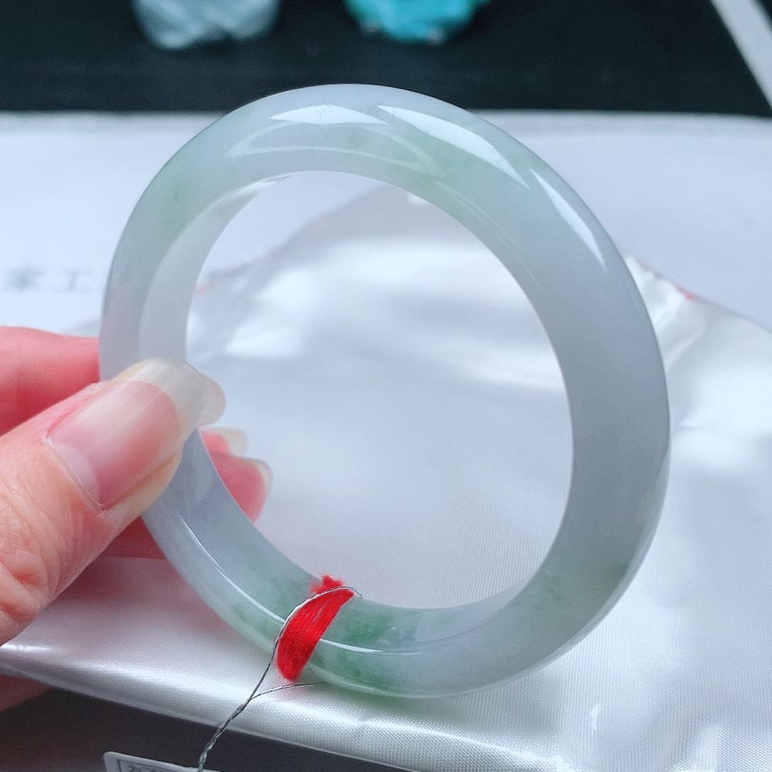 翡翠手镯未镶嵌54圈