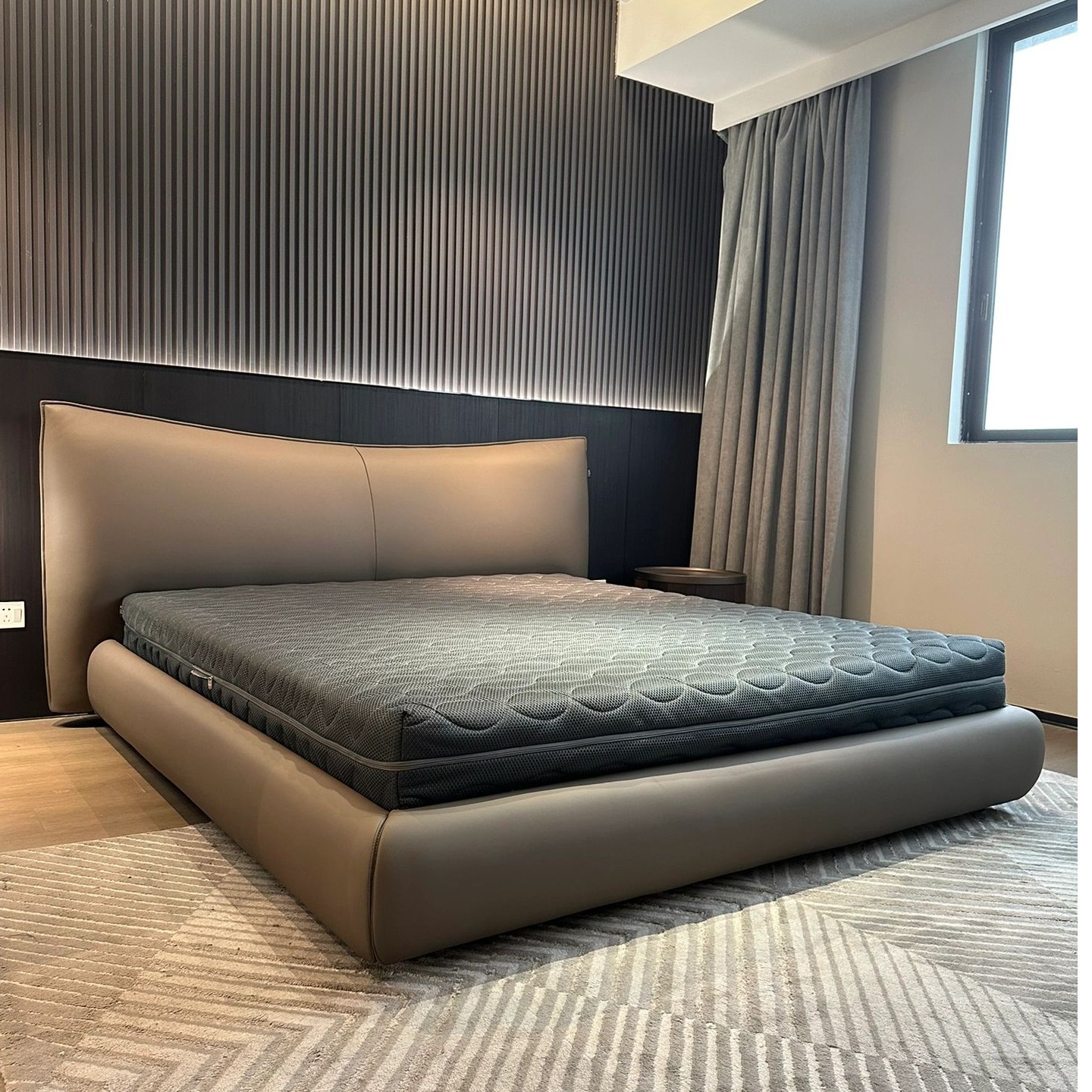 【意驰老何】香萘儿软包靠背床 主卧双人床真皮床意式现代极简大床