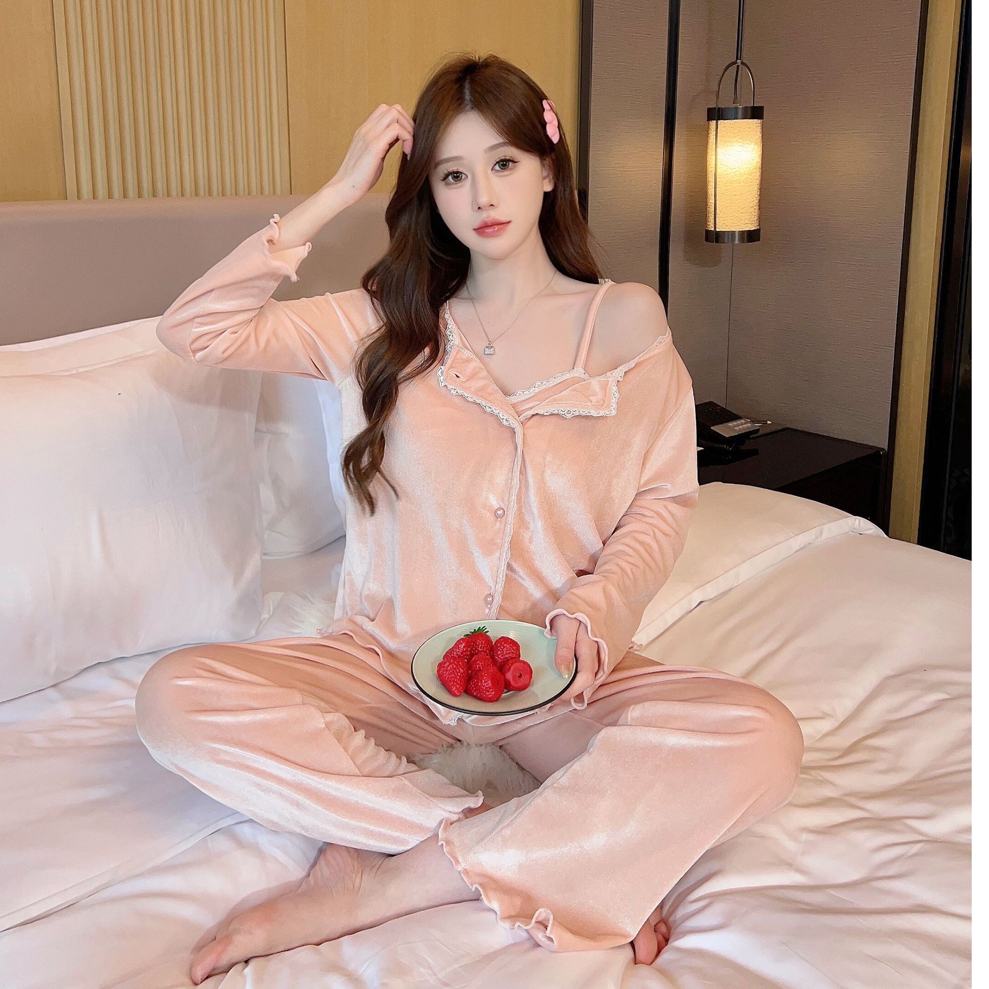 高级感金丝绒带胸垫睡衣女秋冬吊带三件套2024年家居服性感可外穿