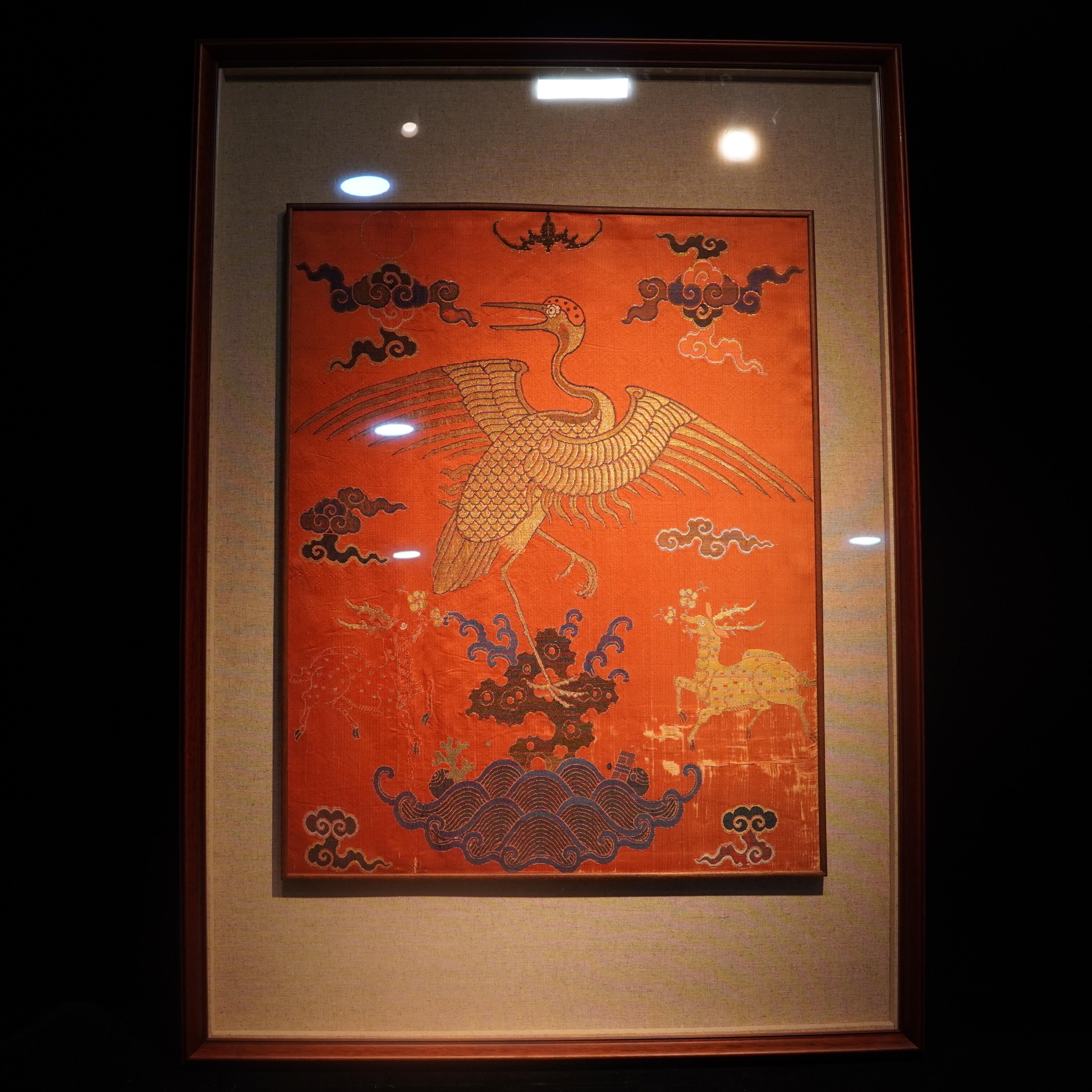 毛毛珍选/清代乾隆红地孔雀羽仙鹤纹挂屏
