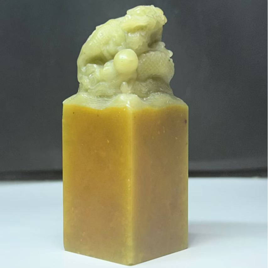 青田天然菜花钮尺寸3*3*8厘米无钉无裂雕刻内容盘龙