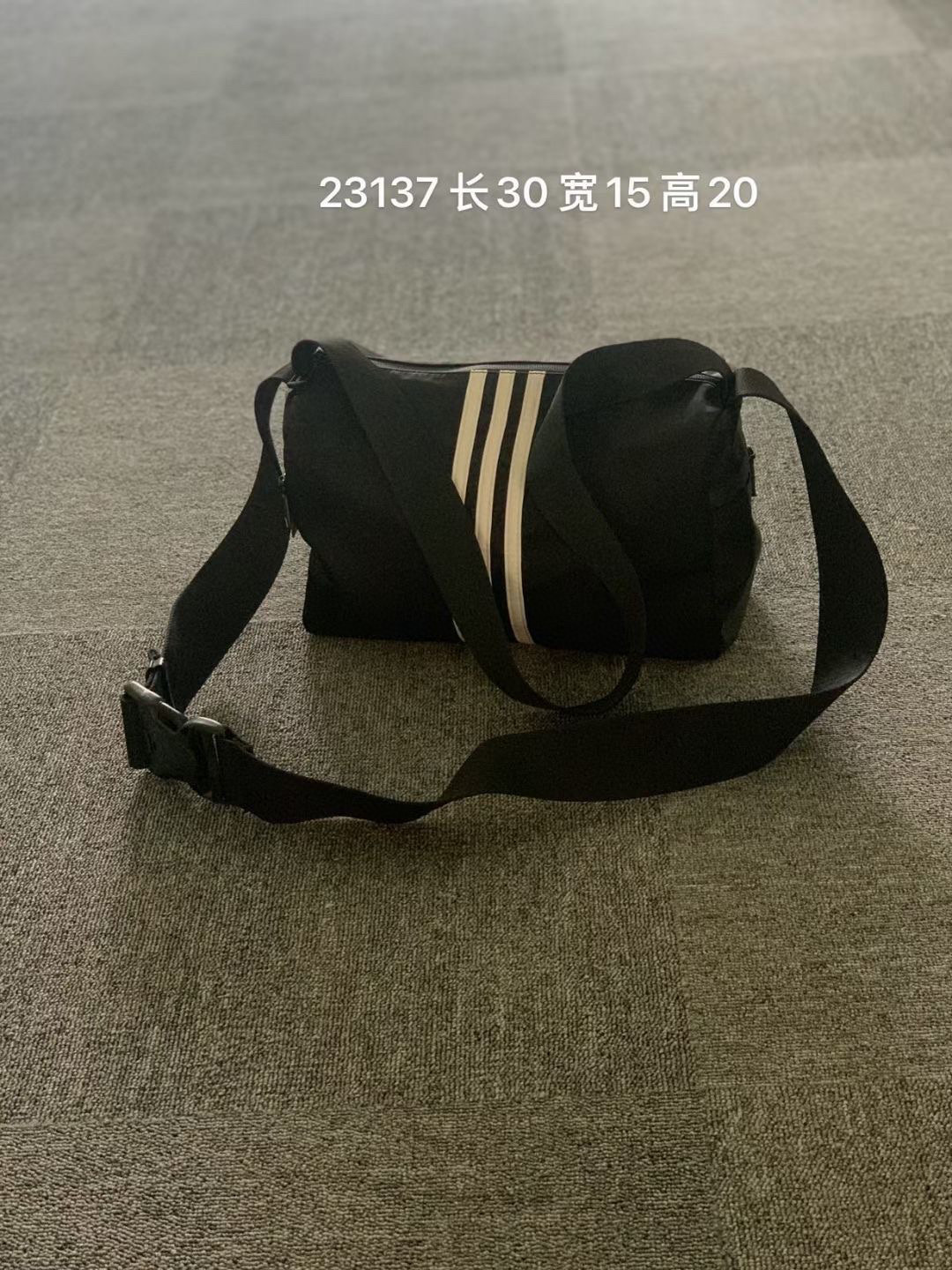 2024小众尼龙布男女通用斜挎包时尚运动休闲骑行包枕头包新款潮