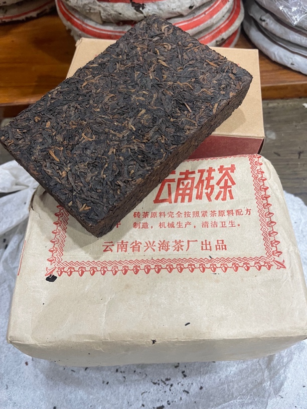 2006年三级砖熟茶250克／砖（单砖裸砖）