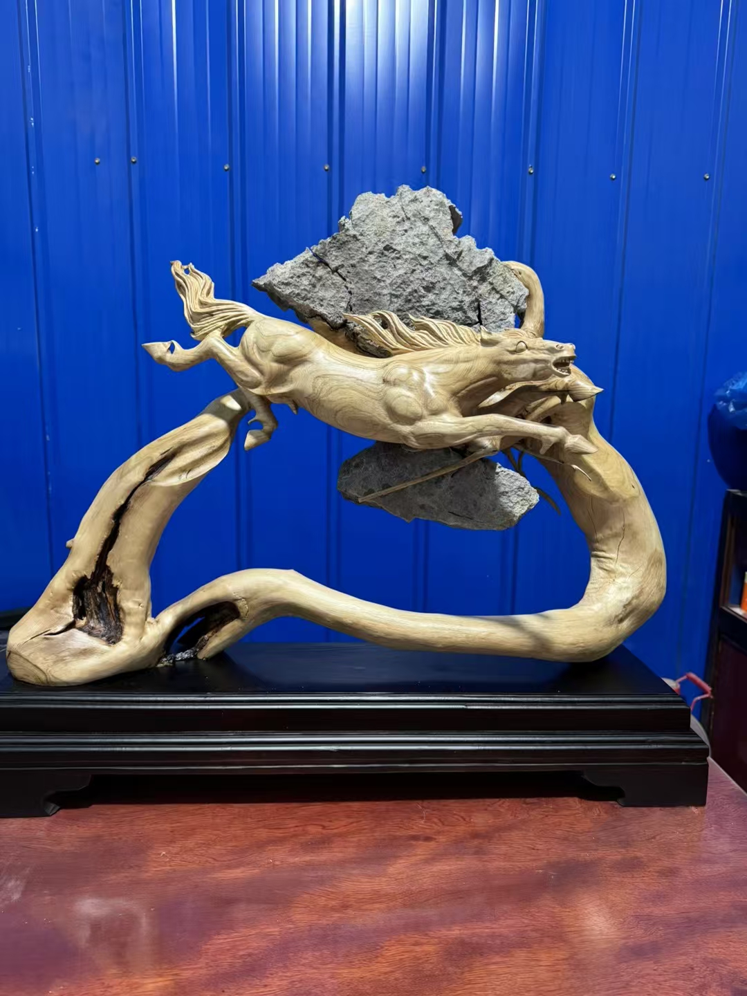 老慷木马踏祥云雕刻摆件