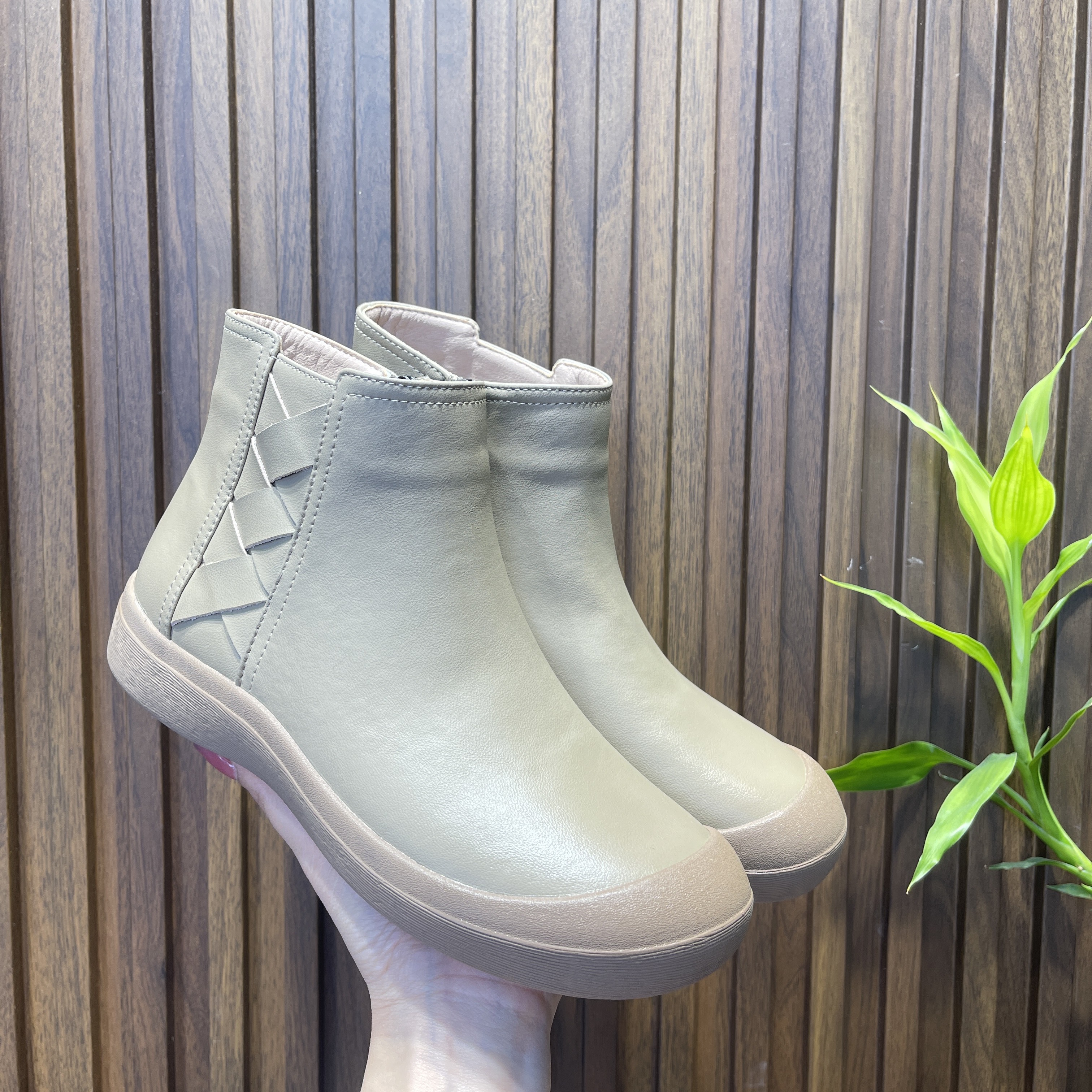 21215秋冬新款舒适妈妈鞋平跟圆头防滑中老年软底休闲大码女靴子