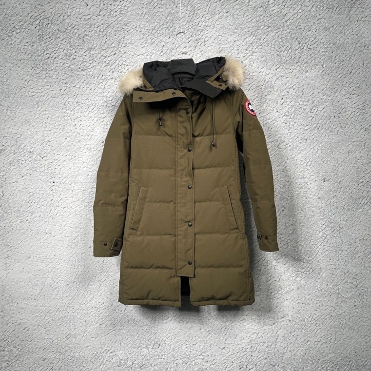 95破价款  Canada Goose 加拿大鹅 军绿色羽绒服毛领 尺码：M