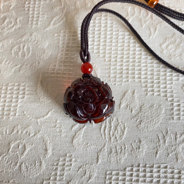热卖款，天然琥珀血珀中古牡丹花毛衣链尺寸约26*22*13多样性发货