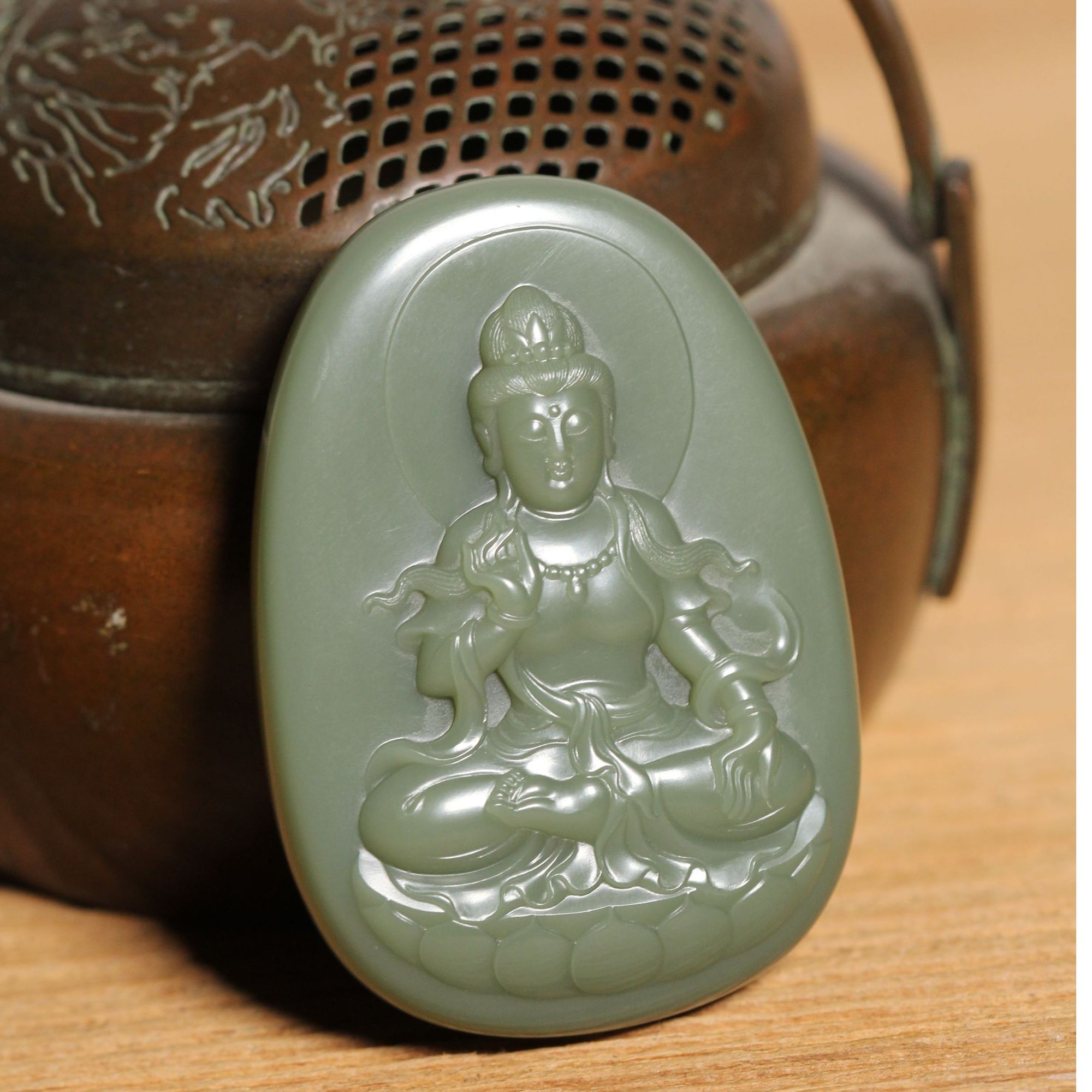 新疆和田玉豆青色沙枣青观音挂件牌