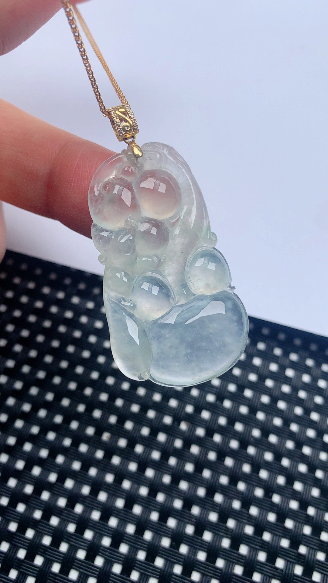  缅甸天然翡翠A货，冰种如意吊坠，尺寸42.3-24.7-5.6