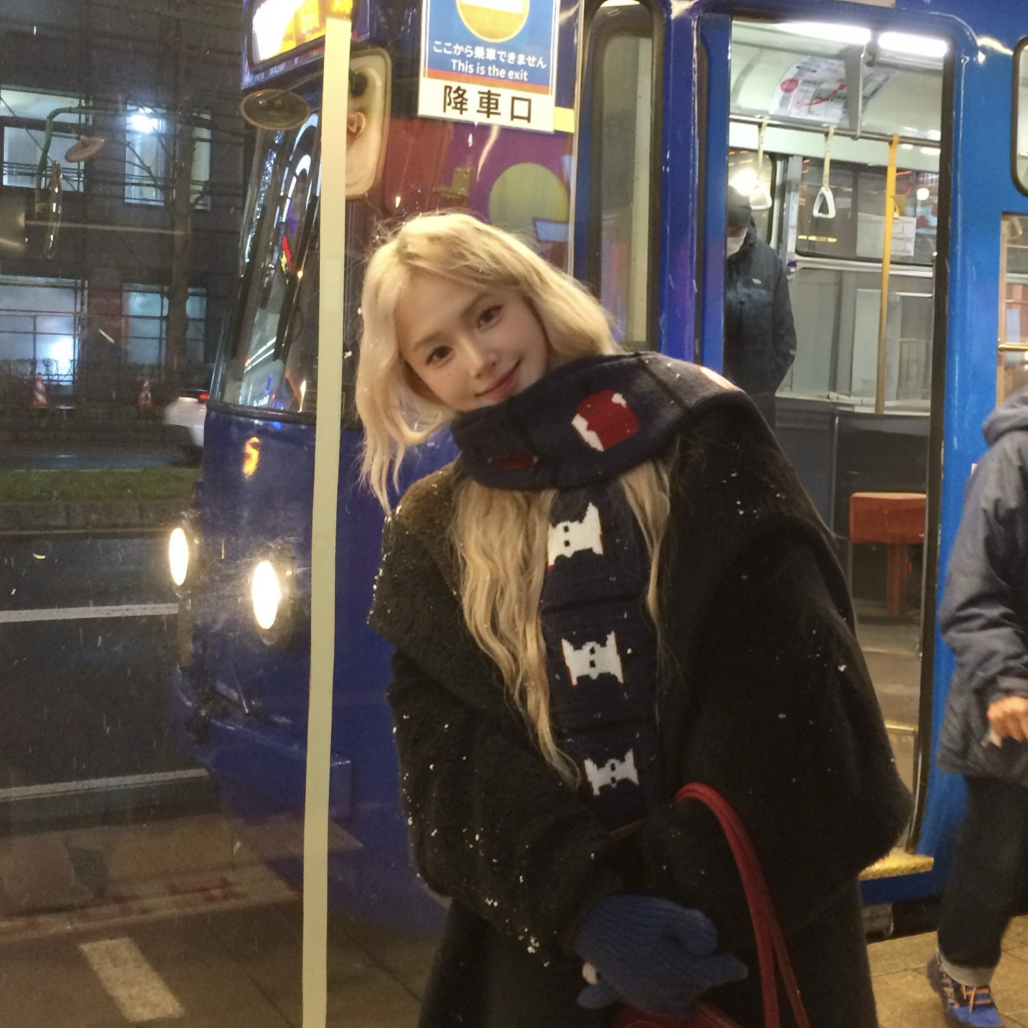 hucares自制「吃掉一个苹果」认准我家才是原版！超厚实显白藏青围巾