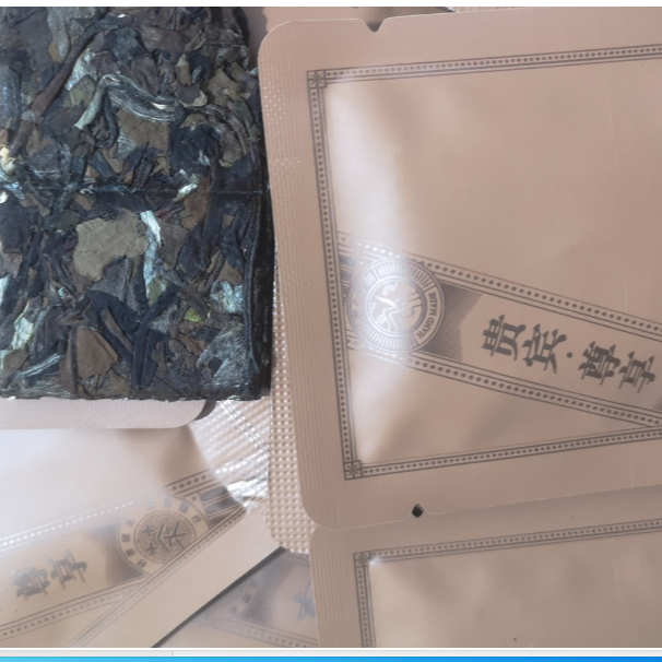 福鼎白茶，2015年寿眉老白茶方片，口感香、醇、甘、甜，水柔润滑=