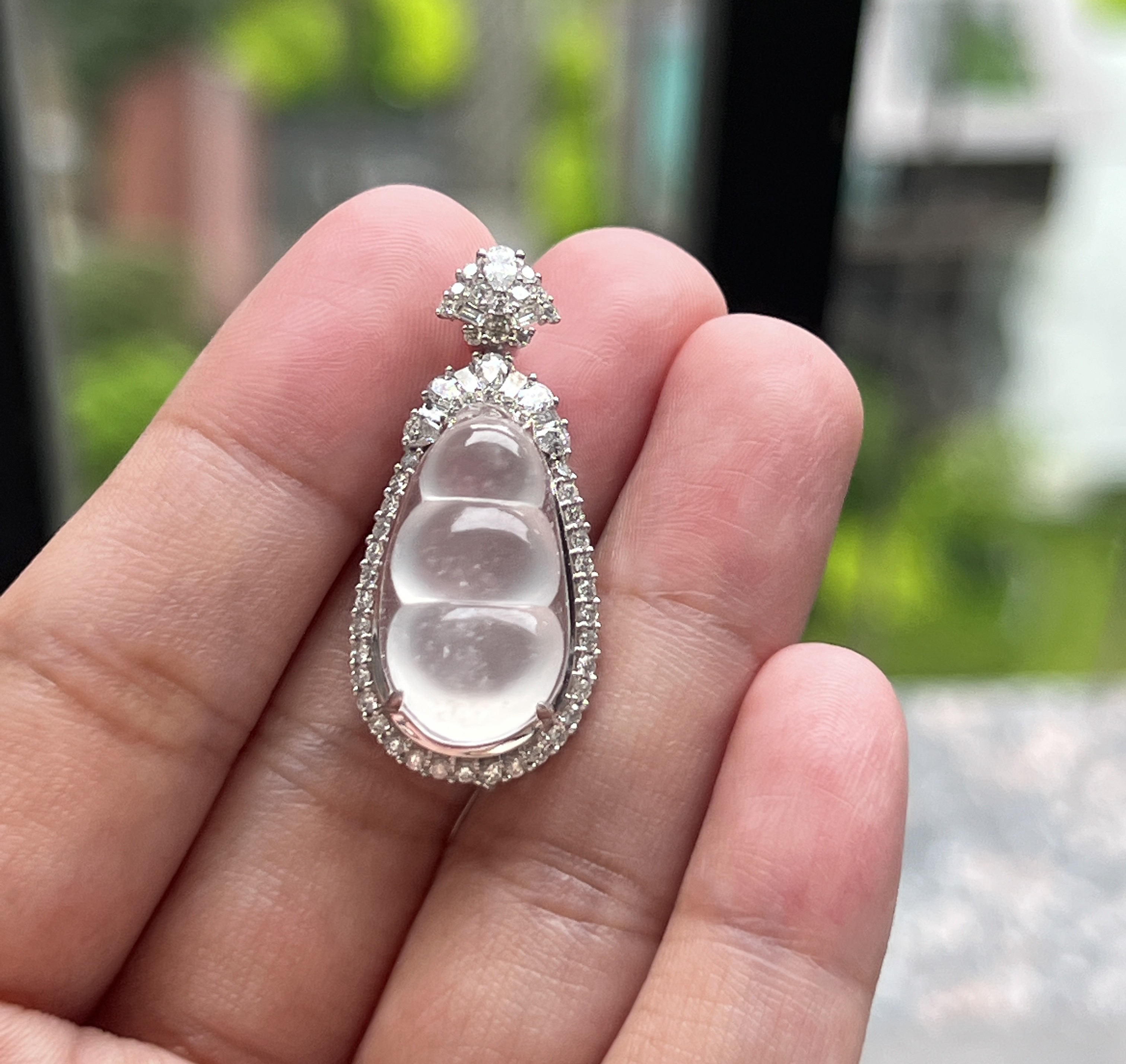 18k金伴钻石镶嵌翡翠高冰白冰福豆吊坠