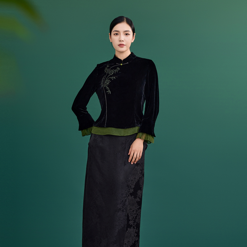 韦小宝中国风复古时尚2024年绿竹气质款黑色丝绒小衫6441101111