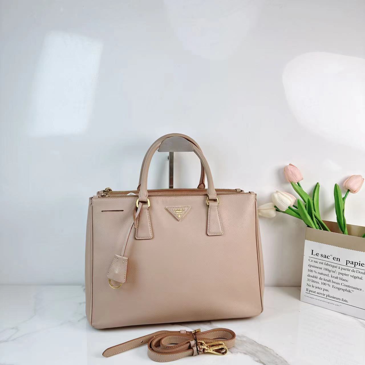 95新 Prada/普拉达 时尚粉色中号杀手斜挎包