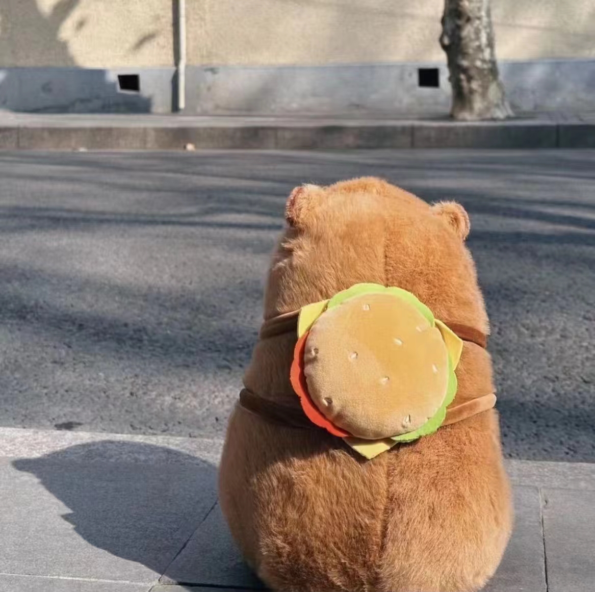 可爱卡通汉堡卡皮巴拉一个毛绒玩具抱枕玩偶