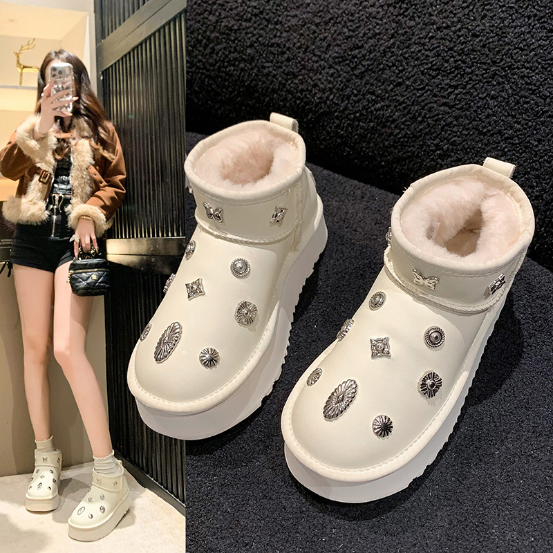 白色水钻柳钉雪地靴女保暖加绒毛毛鞋厚底冬季耐磨短筒东北棉靴子
