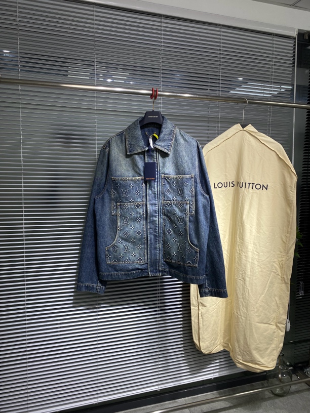 全新未使用 LV 牛仔外套 夹克 浮雕logo 50码 公价2.38w aw1533