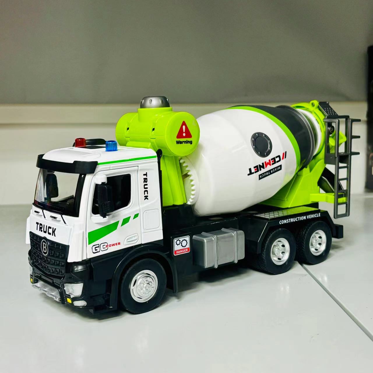 大号天鹰合金声光全自动搅拌车惯性车头合金