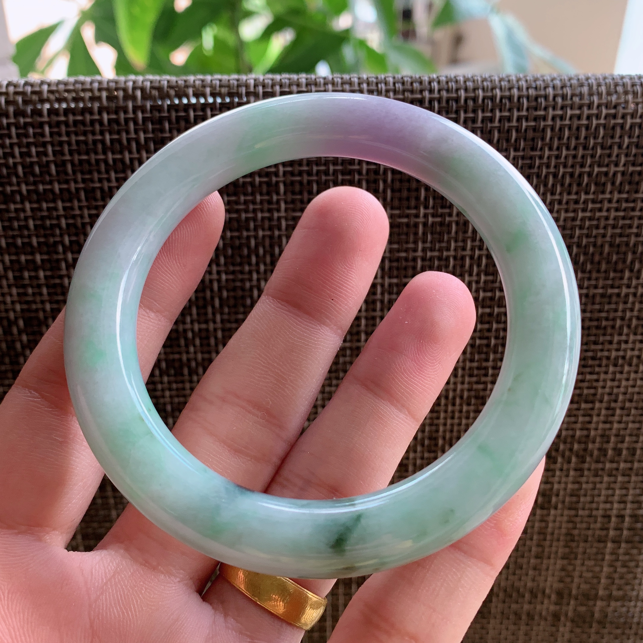 自然光拍摄缅甸飘绿翡翠手镯60圈口绿色浅绿圆条手镯春彩72.69g