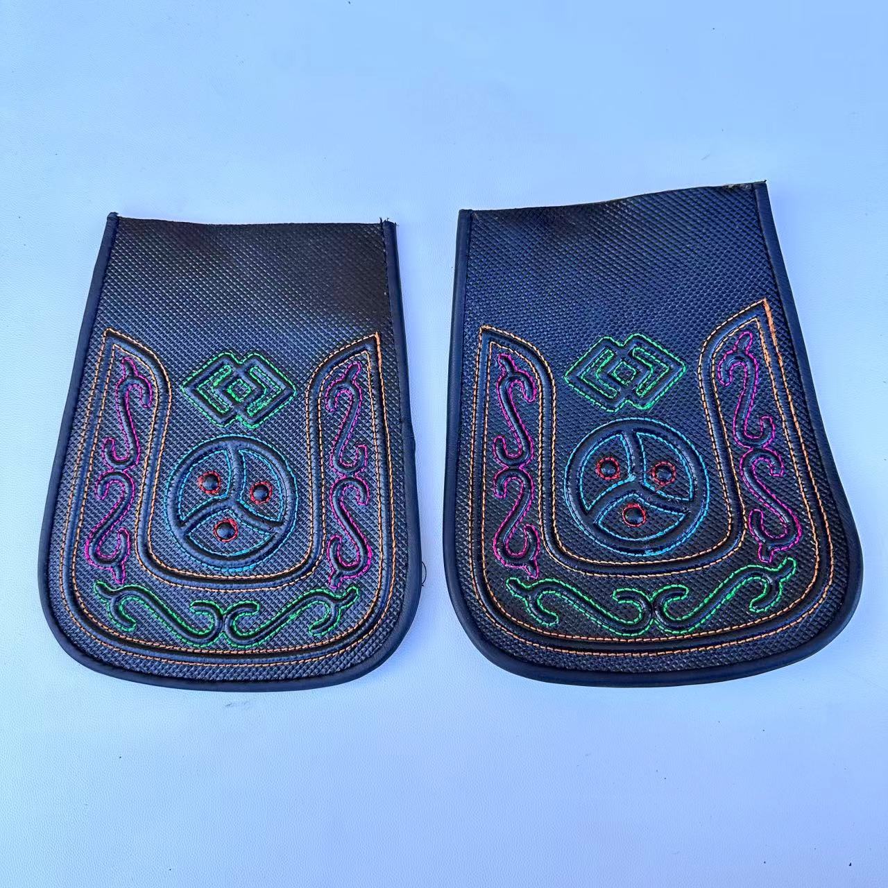 马鞍垫子两侧的小颤蒙古马上上常见使用