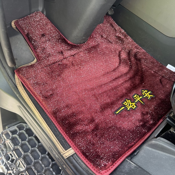货车定制星空地毯脚垫长绒亮丝脚垫欧曼GTL银河沃尔沃JH6货车脚垫