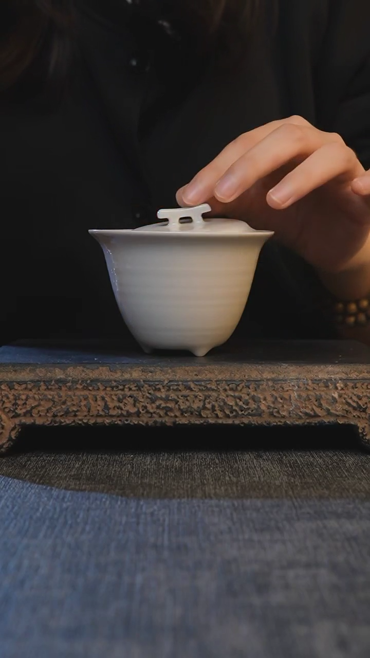 【闪购商品】A草木灰舒和盖碗@@D0594