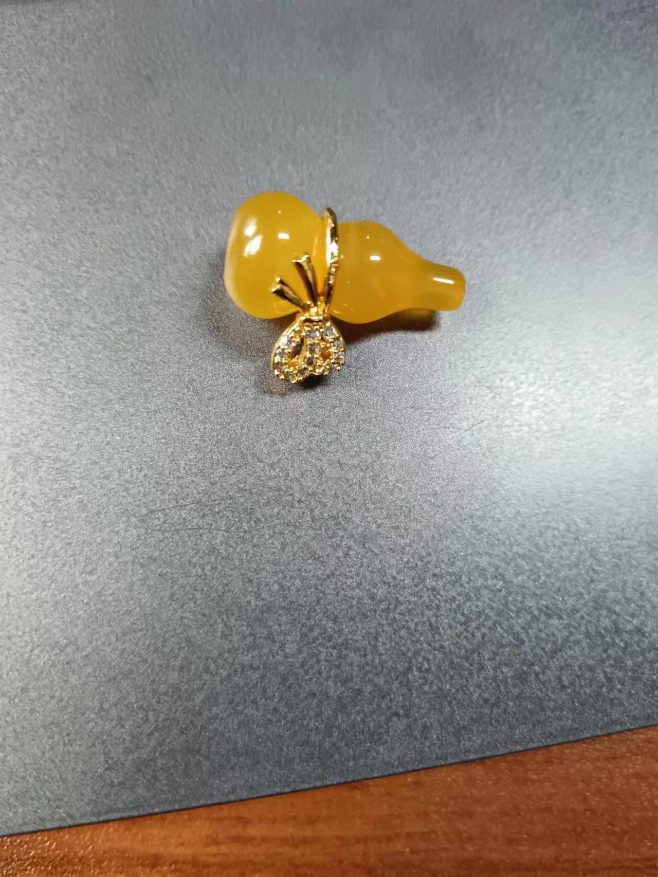 时尚百搭鸡油黄葫芦吊坠 多样性发其一