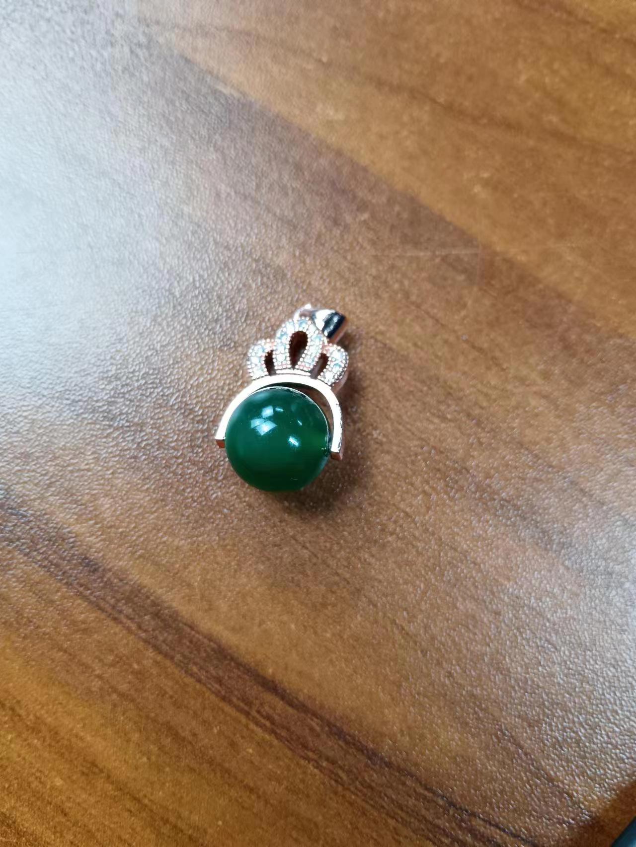 极光绿圆珠皇冠吊坠时尚百搭款 多样性发其一