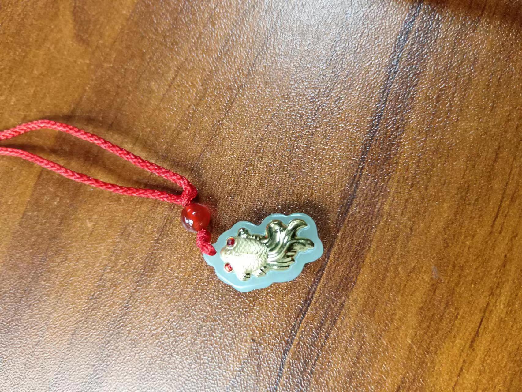 新疆和田玉小金鱼吊坠 多样性发其一