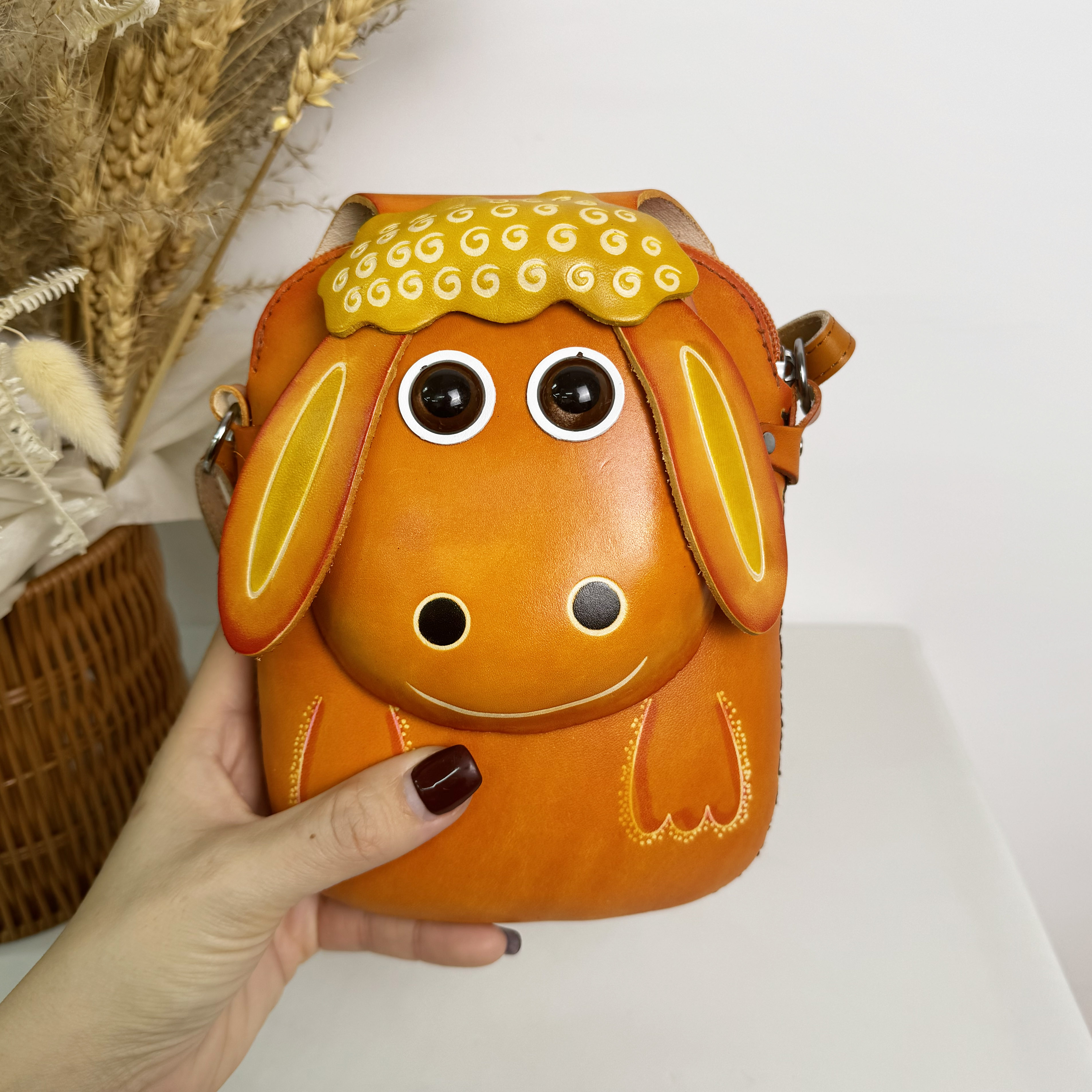 歌士顿-G049大号多利羊-中国风真皮时尚卡通立体单肩斜挎包手机包