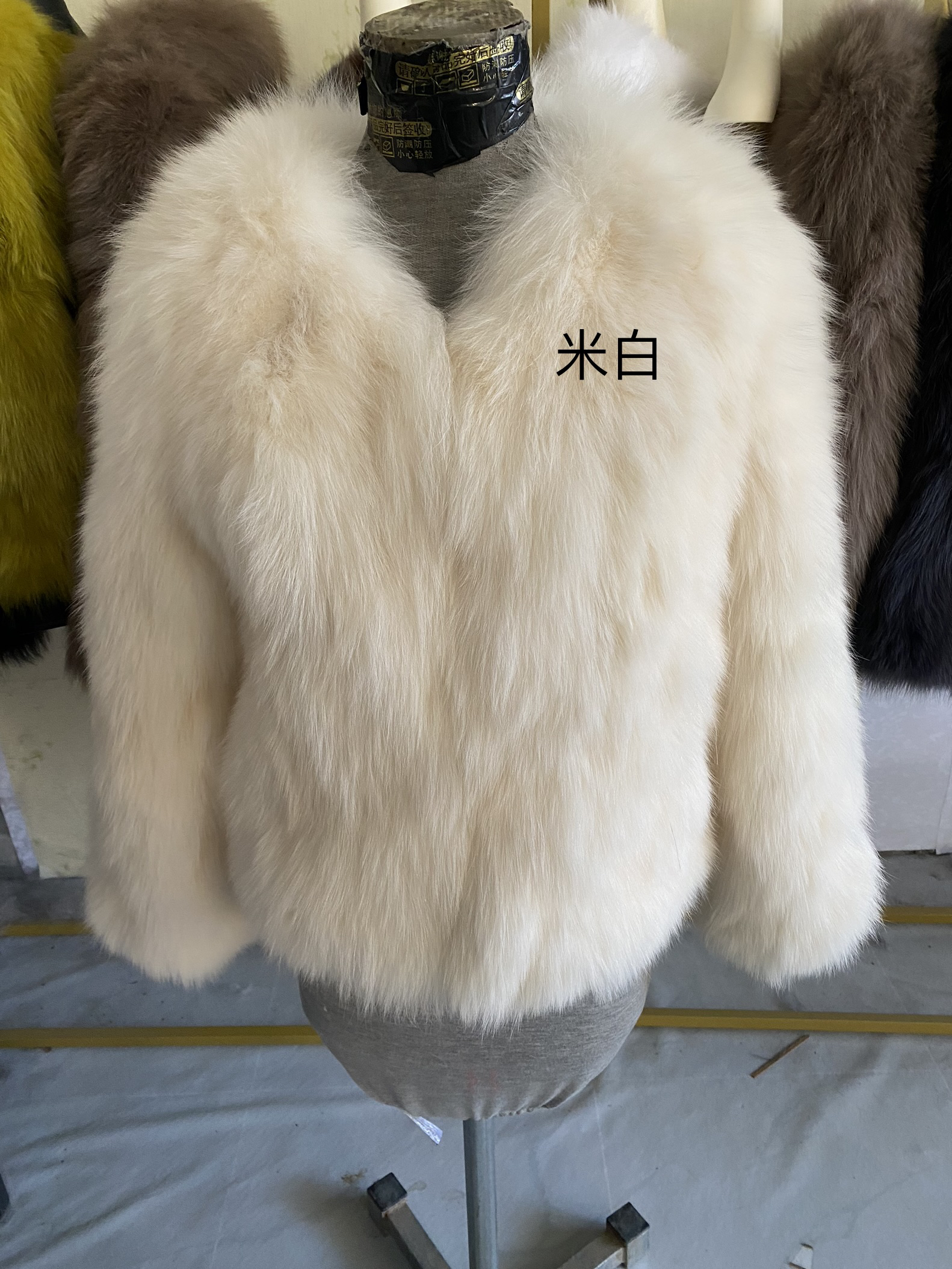 《小祺家》冬季狐背毛白色短款时尚外套女士