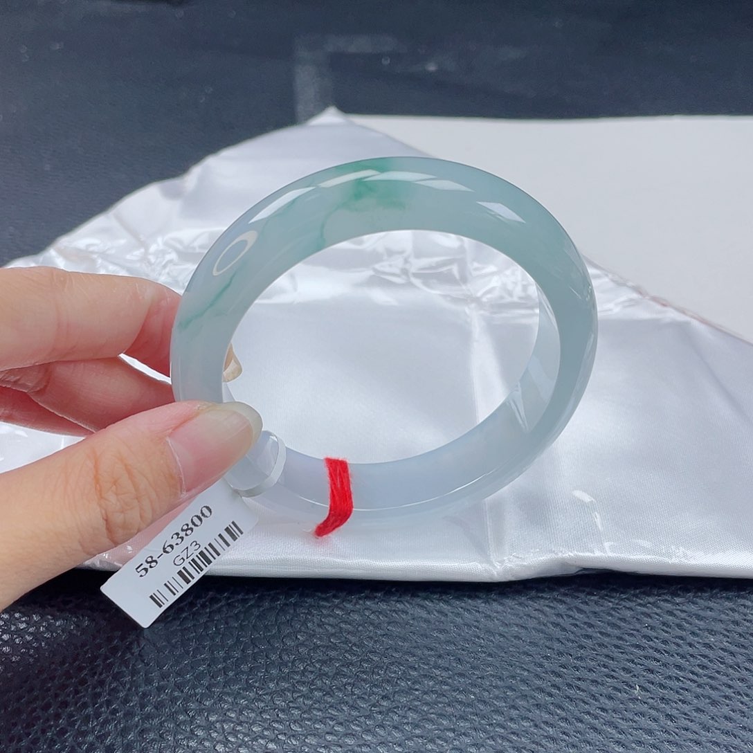 翡翠手镯未镶嵌翡翠