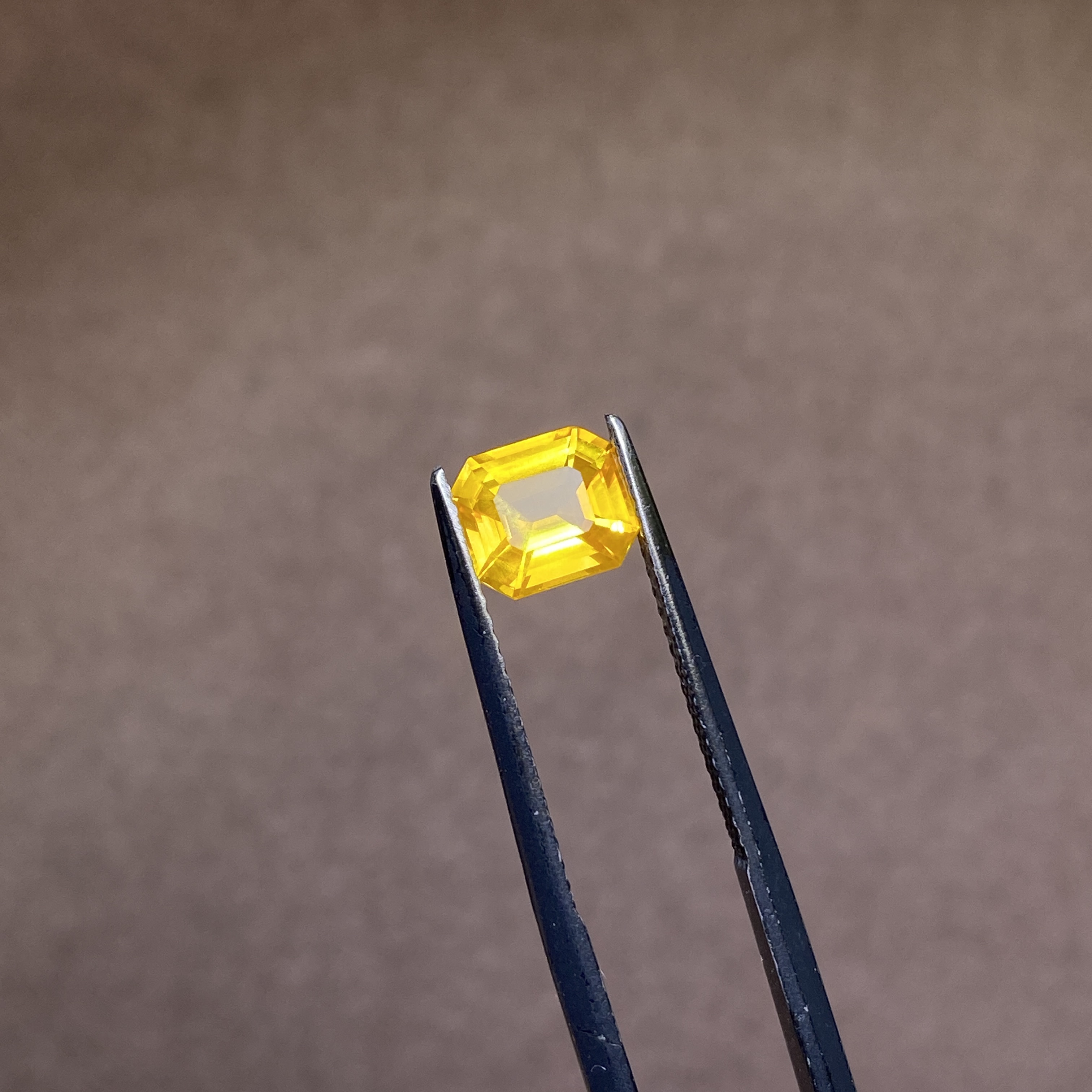 24K038 有烧黄色Canary蓝宝石 1.65克拉