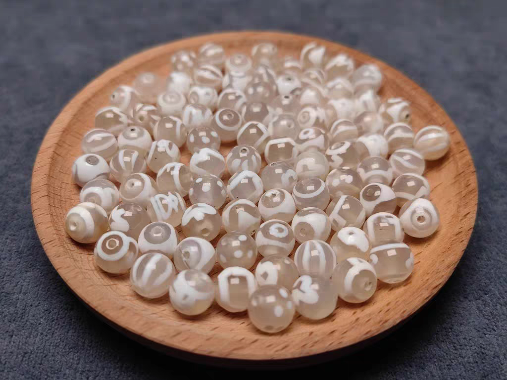 藏传白豪冰透玛瑙小圆珠天珠 8mm（此链接为4粒价格）。