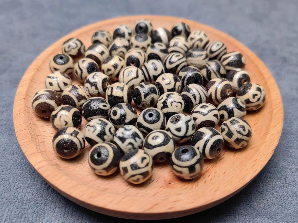 藏传黑金牙黄包浆小圆珠天珠10㎜（此链接为4粒价格）。