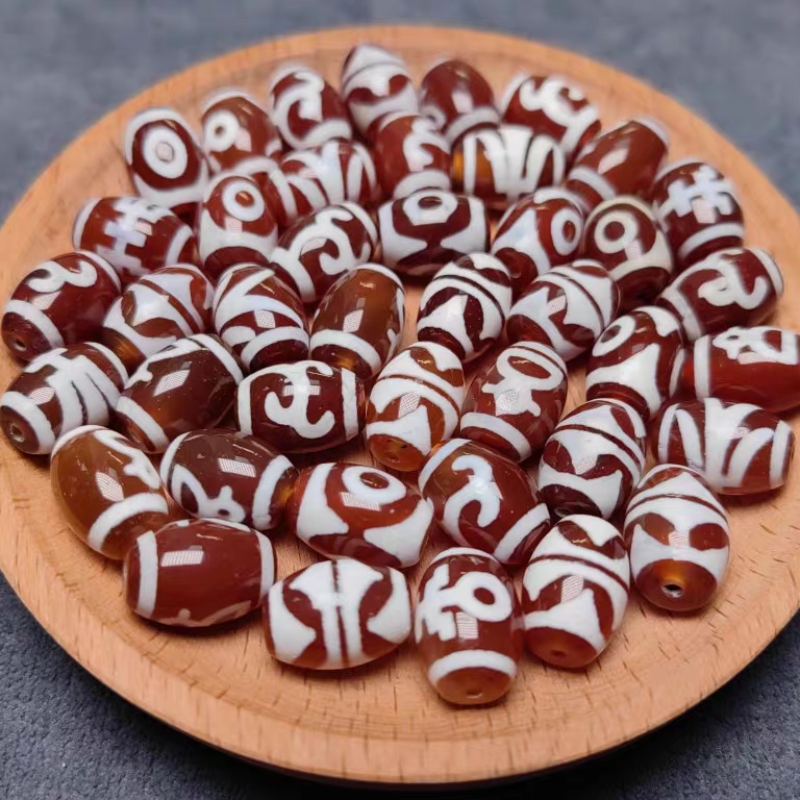 藏传红肉瓷白亮面小达洛天珠14*10㎜（此链接为2粒价格）。