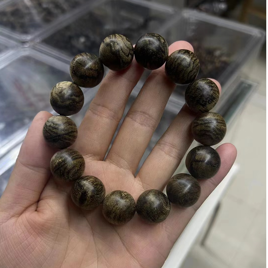 芽庄老白棋沉香油脂爆满瘤疤纹理好看