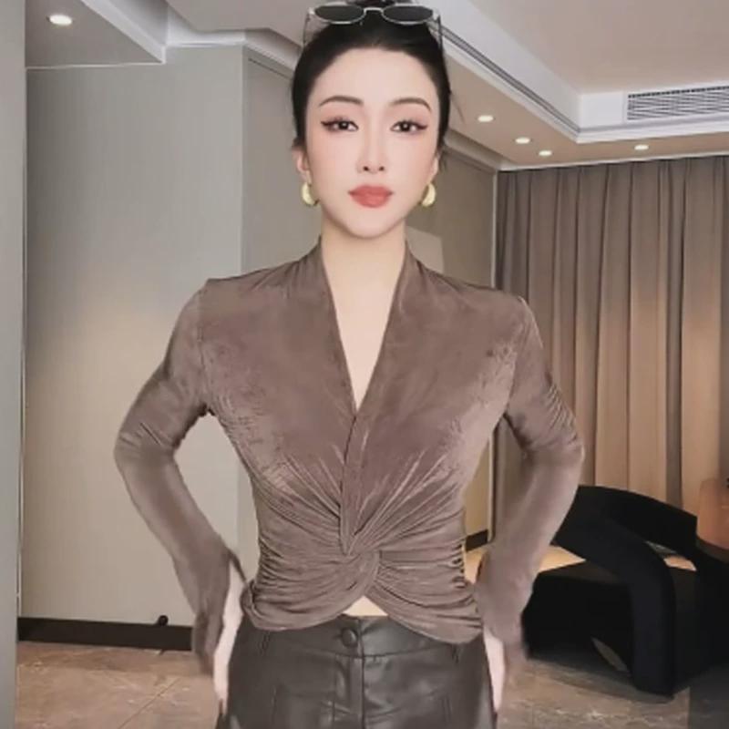 时尚V领扭结长袖T恤女装今年流行爆款收腰显瘦洋气打底衫短款上衣