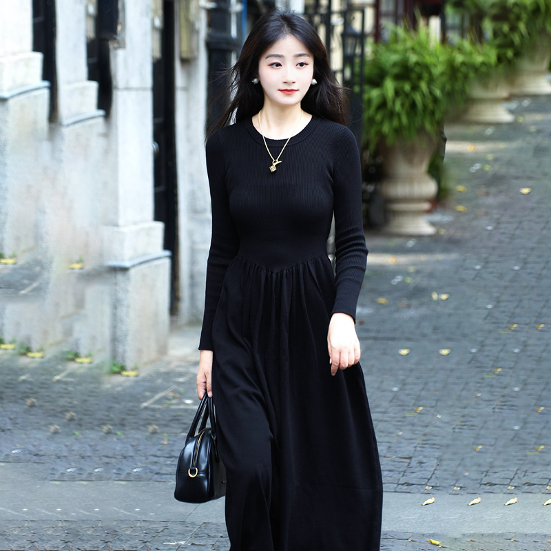 长袖圆领2025秋冬新款法式风黑色连衣裙子女内搭打底晚宴场合女装