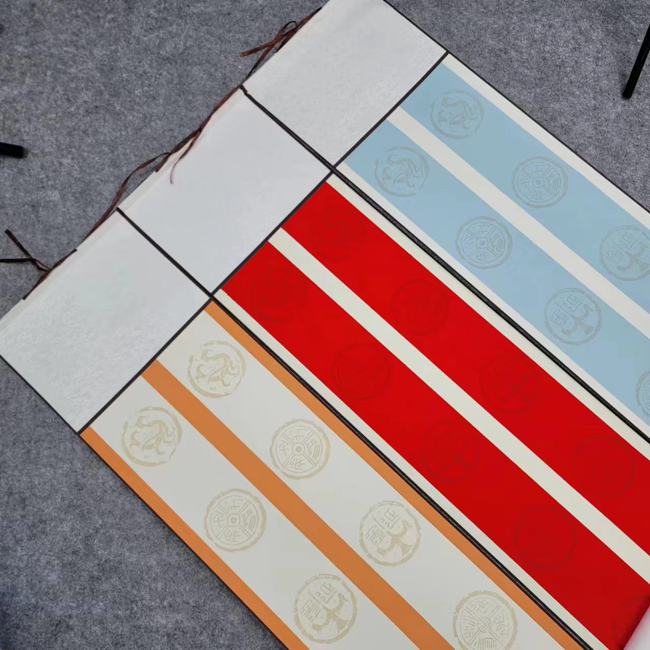 【四尺对开--双排七言瓦当对联卷轴】蜡染瓦当宣纸挂轴  半生熟