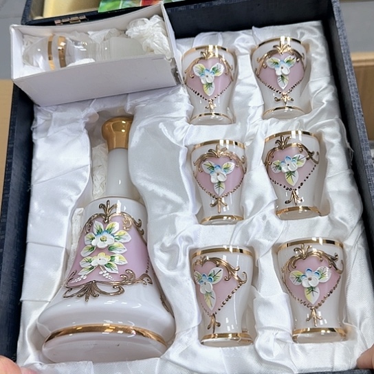 精品瓷器。