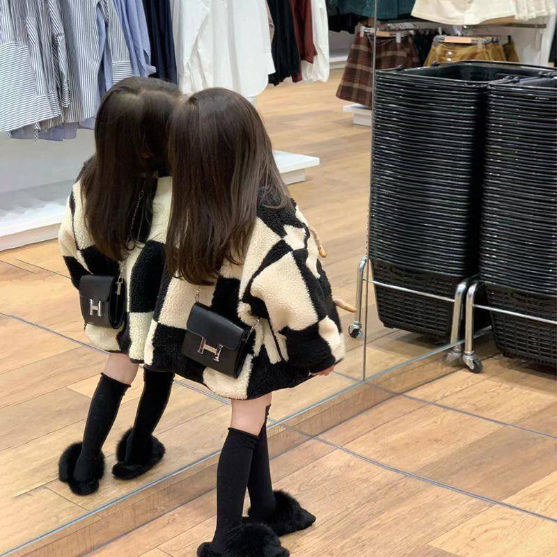女童外套冬季新款羊羔毛外套洋气厚实牛角扣加绒棋盘格外套大衣