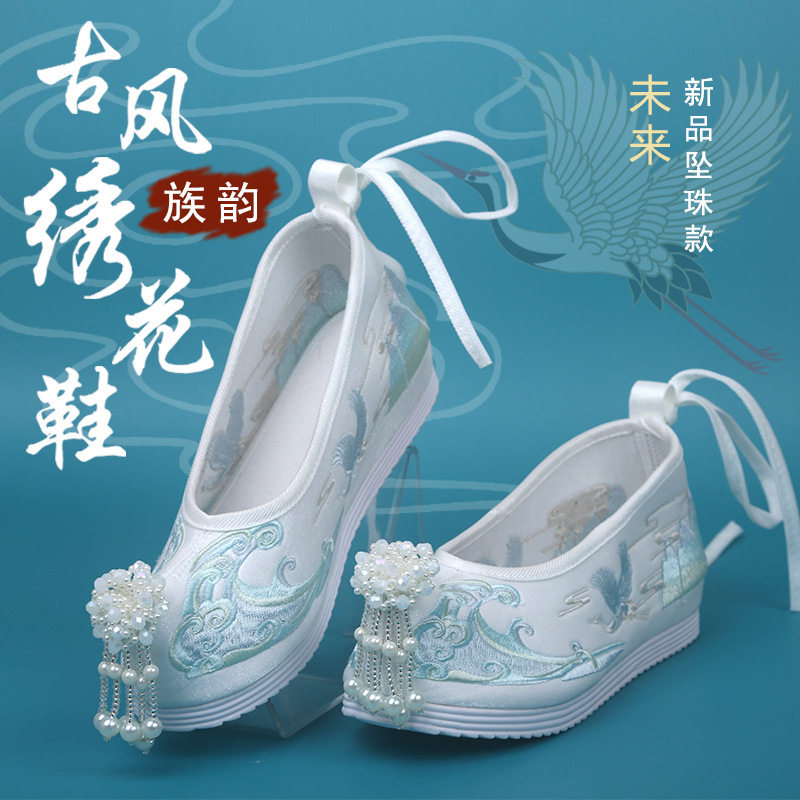 百丽纯爱春秋季新款搭配古风汉服的鞋子女绣花鞋内增高翘头古装鞋