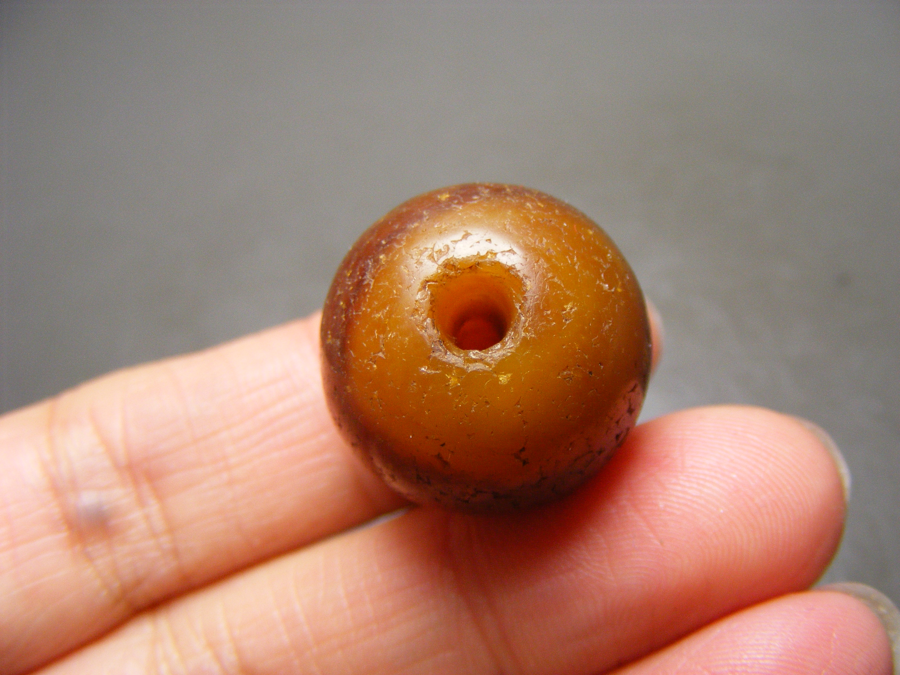 老西亚上百年的老黄色缠丝玛瑙大圆珠