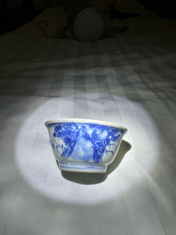 青花茶杯，造型别致，喝茶不错。