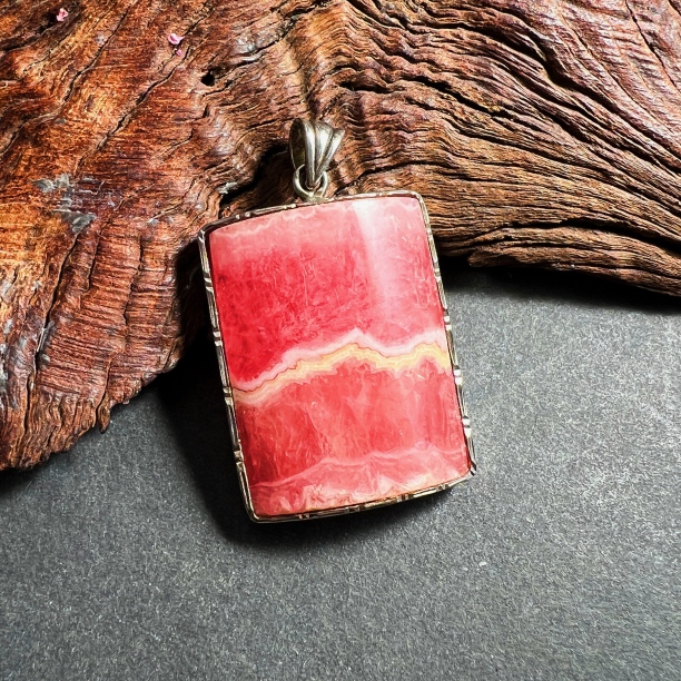 【圣芭黎】天然红纹石吊坠拱起无事牌22/28多样性发一C1109