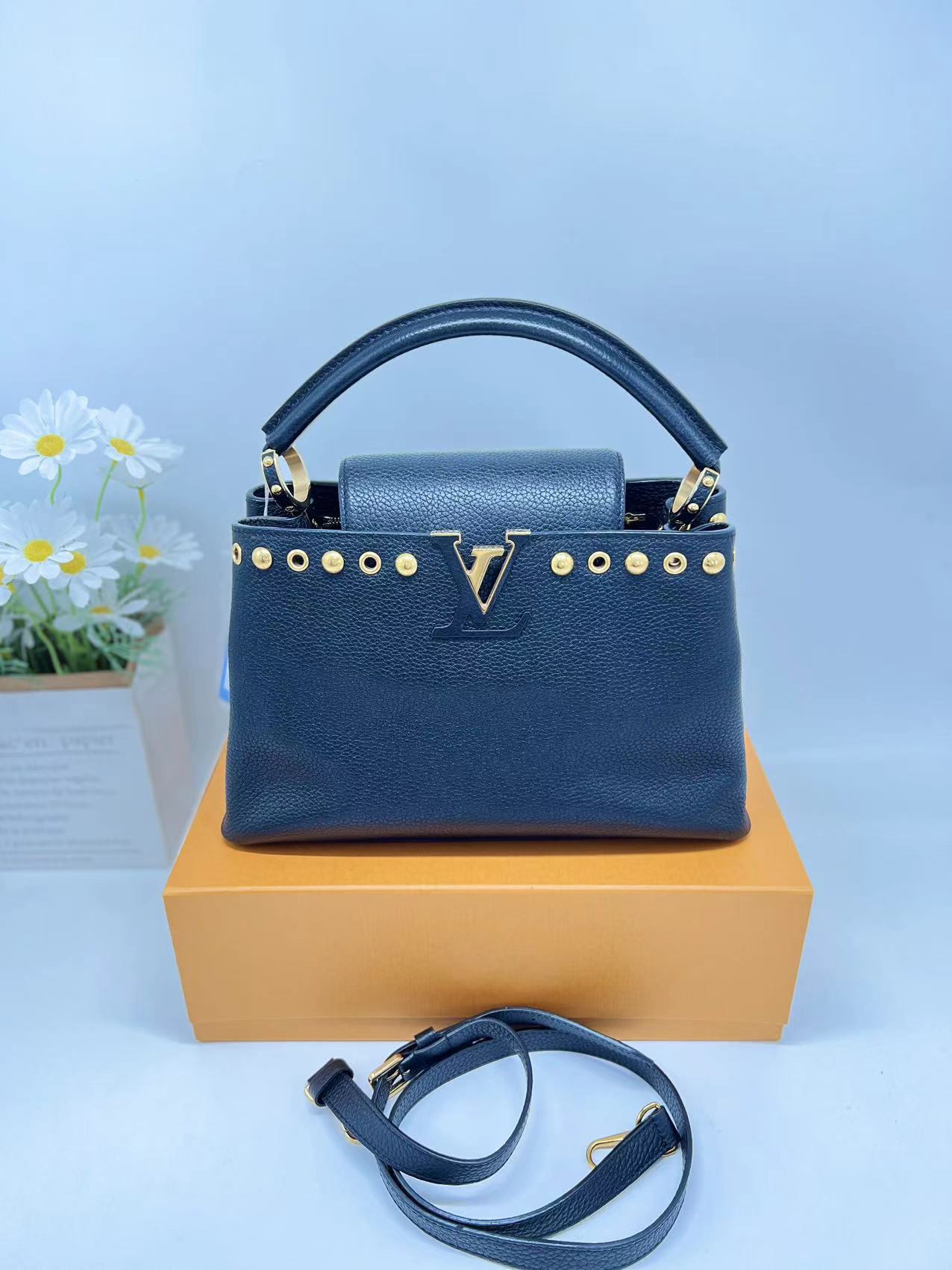 99新 LouisVuitton/路易威登 98新/6万专柜capucines黑色单肩包